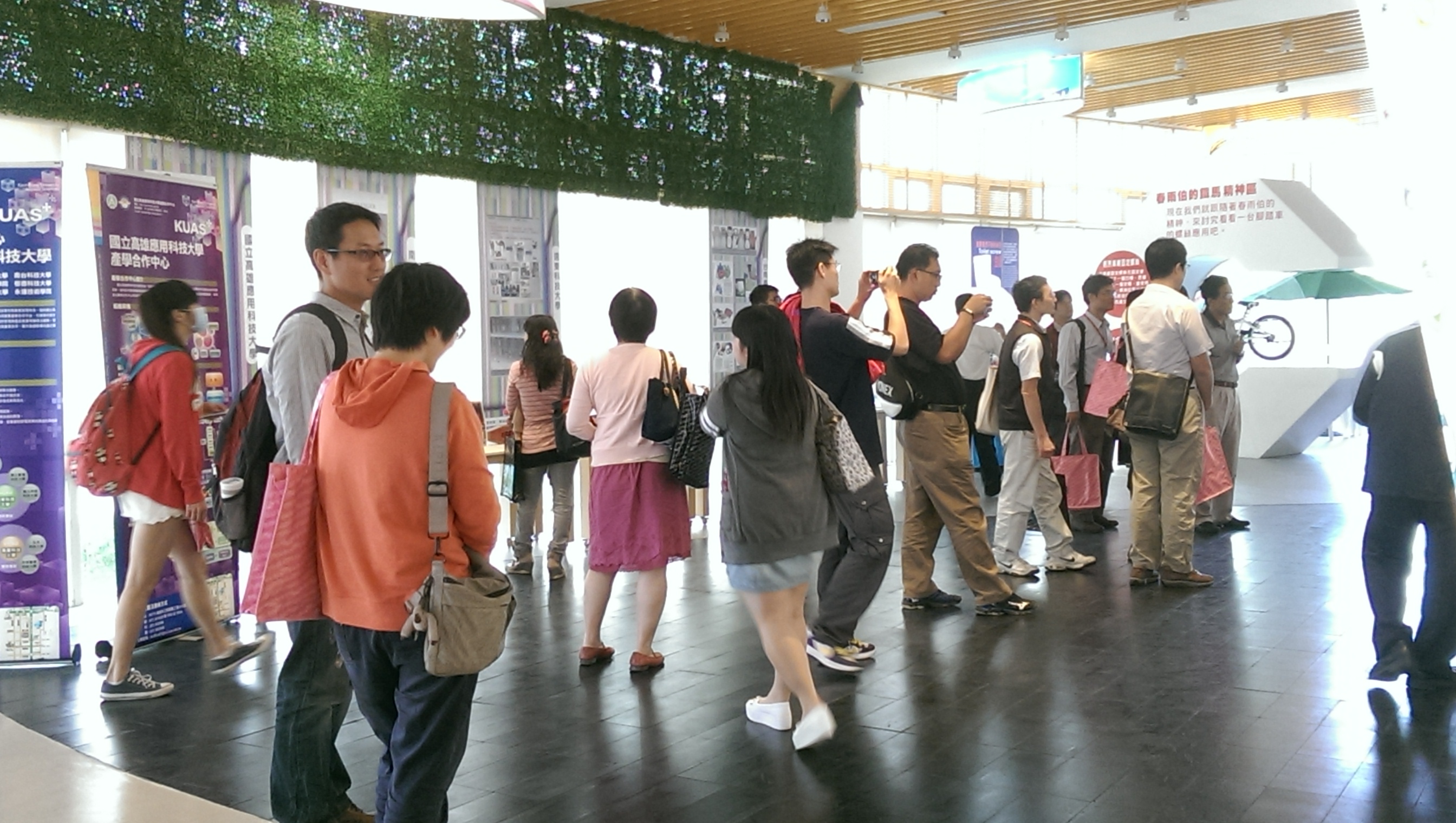 104.4.15-高職優質化輔助方案南區各校校長及主任蒞臨參觀-活動照片